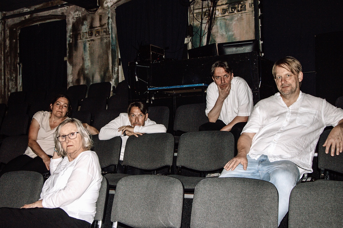Die Hottenlotten sitzen im Thealozzi Theater auf den Zuschaerstühlen im Theatersaal und schauen Dich unzufrieden an.